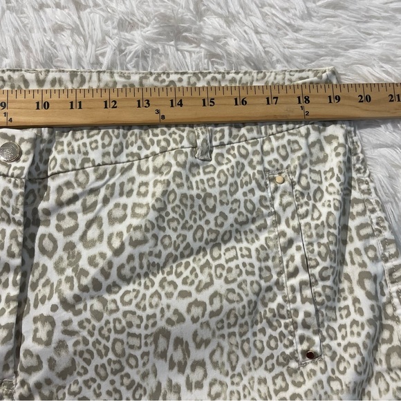 Chico’s Womens Cropped Animal Print Cargo Pants Size US XL 16 Pockets - Picture 6 of 9